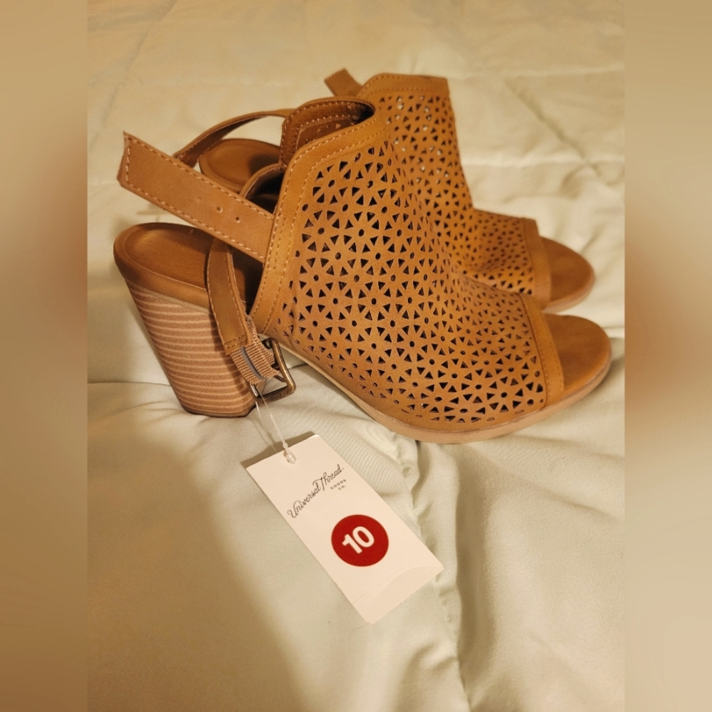 Summer heels, size 10, camel color brand new w tags